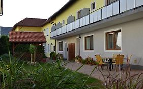 Weingut & Gaestehaus Dombi Weiss